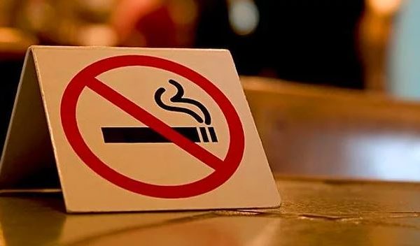 Sigara kafelerin kapı önünde de yasak olacak